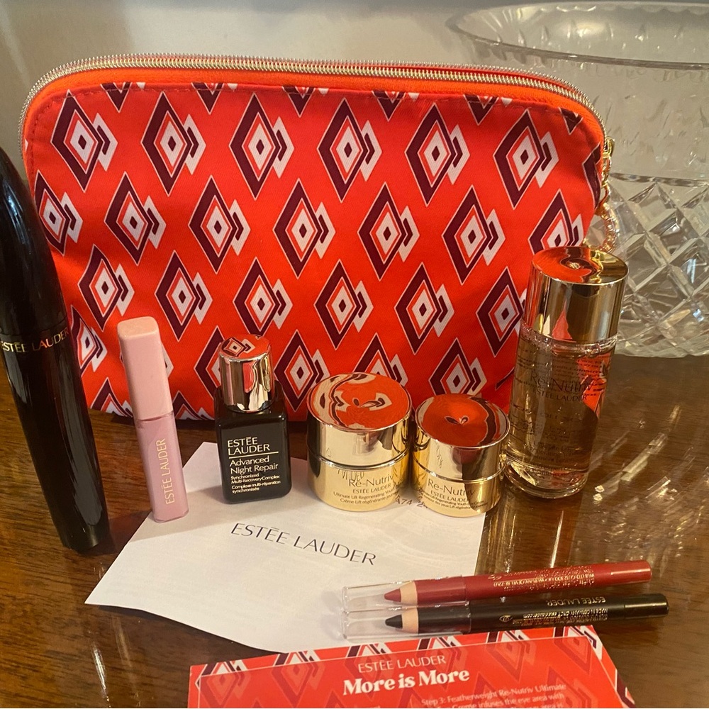 Estee Lauder 9 piece set with make up bag